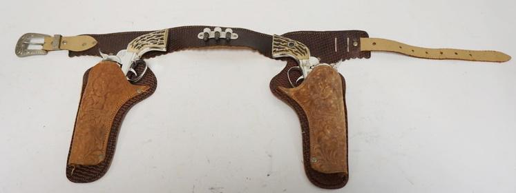 ANTIQUE CHILDS TOY CAP GUNS IN HOLSTER MATTEL FANNER: ANTIQUE CHILDS TOY CAP GUNS IN HOLSTER MATTEL FANNER
