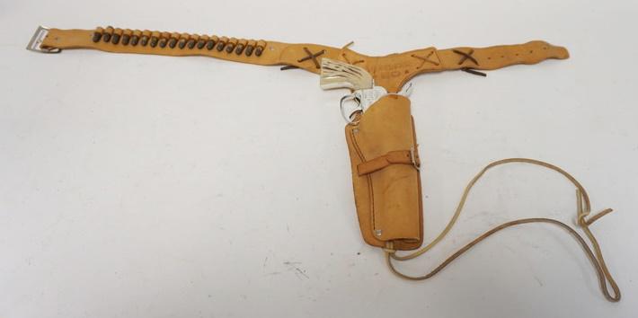 ANTIQUE MATTEL FANNER 50 TOY WESTERN CAP GUN IN HOLSTER: ANTIQUE MATTEL FANNER 50 TOY WESTERN CAP GUN IN HOLSTER