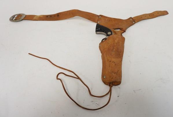 ANTIQUE TOY WESTERN CAP GUNS IN HOLSTER MARKED MARVEL: ANTIQUE TOY WESTERN CAP GUNS IN HOLSTER MARKED MARVEL, MAVERICK TOY CAP GUN MARKED FLIP