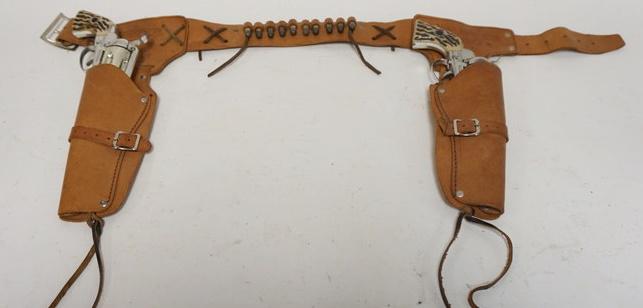 ANTIQUE MATTEL FANNER 50 TOY CAP GUNS IN HOLSTERS: ANTIQUE MATTEL FANNER 50 TOY CAP GUNS IN HOLSTERS