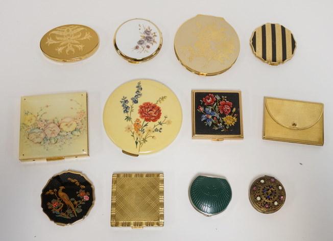 LOT OF 12 VINTAGE COMPACTS: LOT OF 12 VINTAGE COMPACTS. LARGEST IS 4 5/8 IN DIAMETER