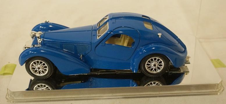 BUGATTI ATLANTIC 1938 DIE CAST MODEL KIT BUILT IN CASE: BUGATTI ATLANTIC 1938 DIE CAST MODEL KIT BUILT IN DISPLAY CASE