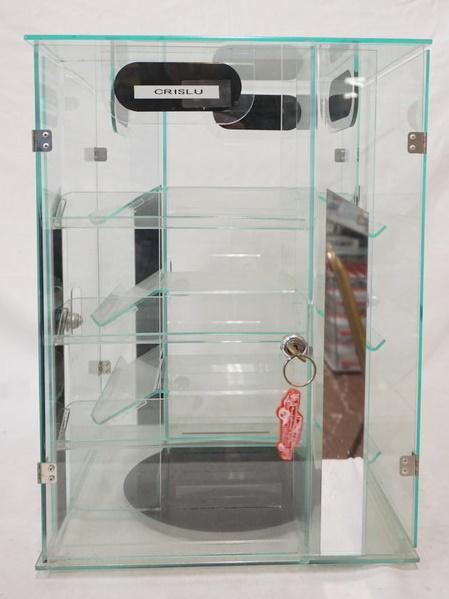 MULTI TIER PLASTIC DISPLAY CASE ON TURNTABLE: MULTI TIER PLASTIC DISPLAY CASE ON TURNTABLE W/ LOCKING DOOR & KEY. 19 IN X 14 IN. 14 IN DEEP