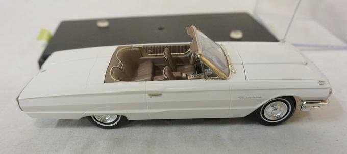 VINTAGE 1964 THUNDERBIRD MODEL KIT BUILT IN CASE: VINTAGE 1964 THUNDERBIRD MODEL CAR KIT BUILT IN DISPLAY CASE