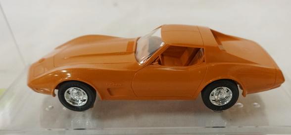 VINTAGE 1974 CORVETTE STINGRAY MODEL KIT BUILT IN CASE: VINTAGE 1974 CORVETTE STINGRAY MODEL CAR KIT BUILT IN DISPLAY CASE