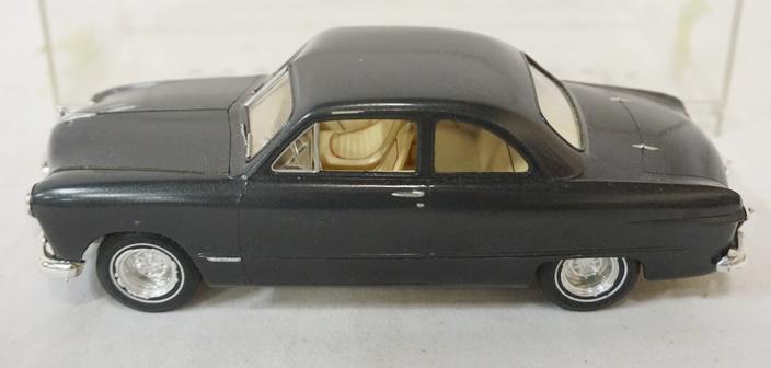 VINTAGE 1949 FORD MODEL KIT BUILT IN CASE: VINTAGE 1949 FORD MODEL CAR KIT BUILT IN DISPLAY CASE
