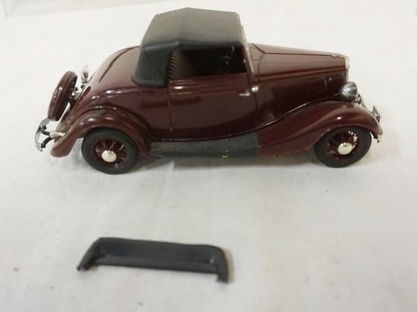 VINTAGE BUILT MODEL KIT OF CLASSIC CAR: VINTAGE BUILT MODEL KIT OF A CLASSIC CAR IN DISPLAY CASE