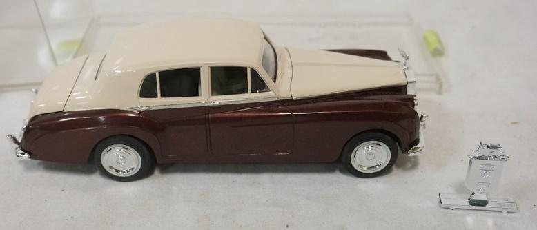 HUBBLY ROLLS ROYCE MODEL KIT BUILT IN CASE: HUBBLY ROLLS ROYCE MODEL CAR KIT BUILT IN DISPLAY CASE