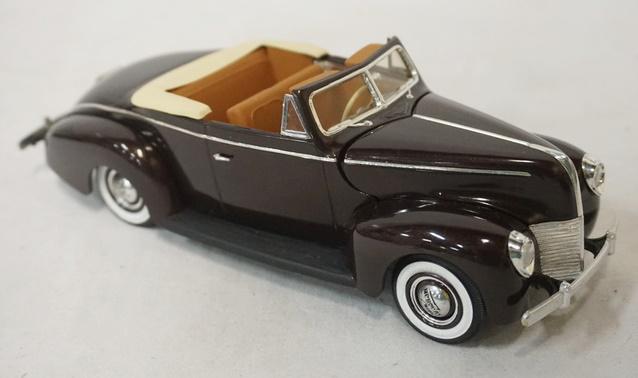 1940 MERCURY MODEL KIT BUILT IN CASE: 1940 MERCURY MODEL CAR KIT BUILT IN DISPLAY CASE
