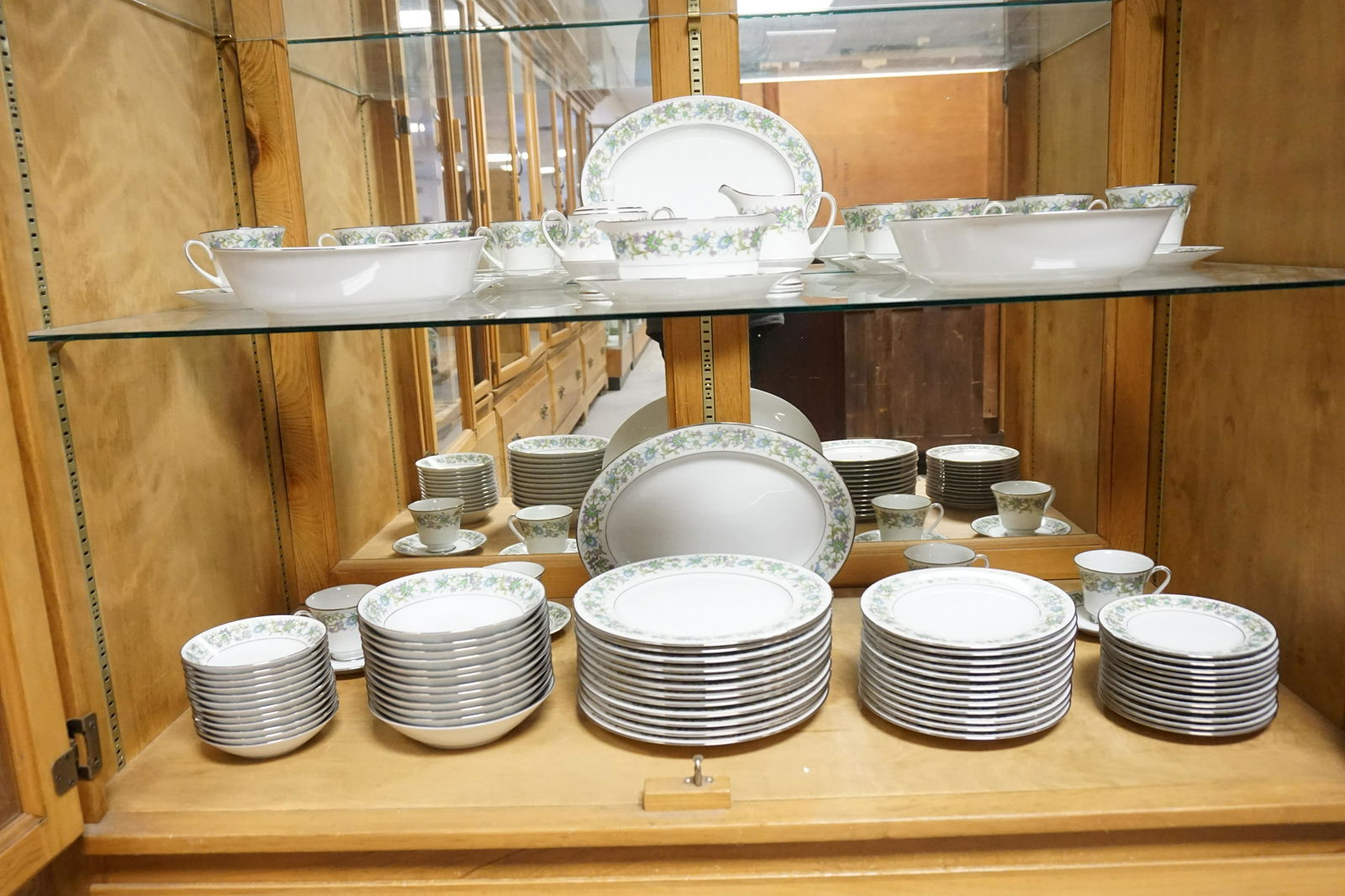 91 PIECE NORITAKI *TRADITION* DINNERWARE: 91 PIECE NORITAKI *TRADITION* DINNERWARE SET. SERVICE FOR 12 PLUS SERVING PIECES. LARGEST PLATTER IS 13 1/2 IN