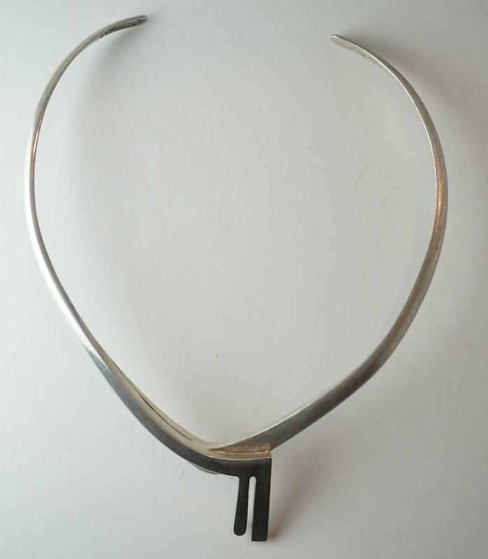 STERLING SILVER COLLAR NECKLACE: STERLING SILVER COLLAR NECKLACE, MARKED 925 MEXICO WITH OTHER MARKINGS. EACH SIDE OF THE V IS APPROXIMATELY 6 1/2 IN., 1.93 TOZ