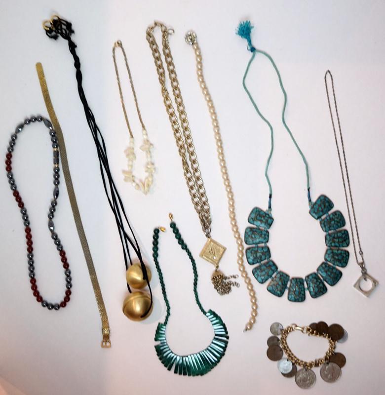 LOT OF COSTUME JEWELRY: OT OF COSTUME JEWELRY INCLUDING 2 COLLAR NECKLACES, COIN CHARM BRACELET, BELT CHOKER, PEARLS AND 5 OTHER NECKLACES, AS FOUND