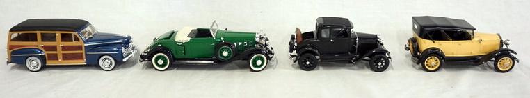 LOT OF 4 BUILT MODEL KITS OF ANTIQUE CARS: LOT OF FOUR BUILT MODEL KITS OF ANTIQUE CARS. ALL COME IN DISPLAY CASES