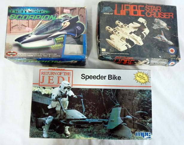 LOT OF 3 OUTER SPACE/SCI-FI RELATED MODEL KITS. (1 of 3)