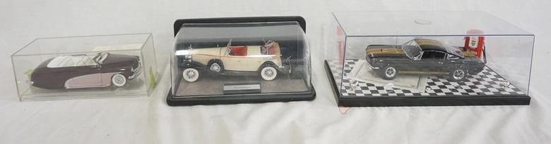 LOT OF 3 MODELS OF VINTAGE CARS IN DISPLAY CASES (1 of 3)
