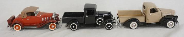 LOT OF 3 BUILT MODEL KITS OF CLASSIC CARS (1 of 3)