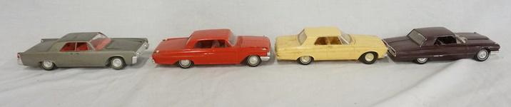 LOT OF 4 MODELS OF VINTAGE CARS (1 of 4)