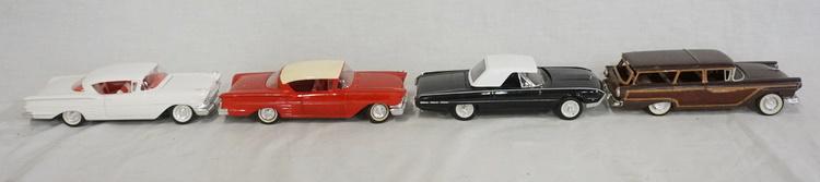 LOT OF 4 BUILT MODEL KITS OF VINTAGE CARS: LOT OF FOUR BUILT MODEL KITS OF VINTAGE CARS INCLUDING TWO CHEVROLET IMPALA, A THUNDERBIRD & A REVELL FORD COUNTRY SQUIRE. AS FOUND.