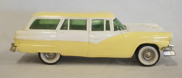 PROMOTIONAL DEALER FORD COUNTRY SEDAN MODEL CAR (1 of 5)