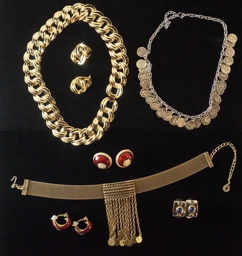 COSTUME JEWELRY LOT (1 of 2)