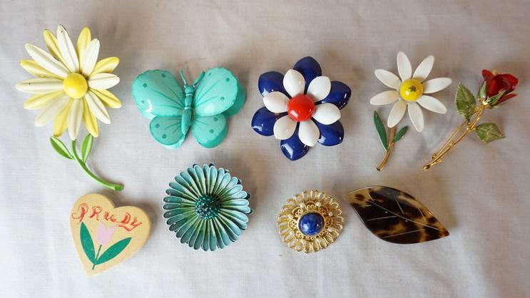 LOT OF 9 BROOCH PINS (1 of 2)