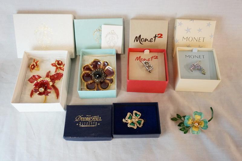 LOT OF 6 SIGNED BROOCH PINS & A PAIR OF EARRINGS (1 of 7)