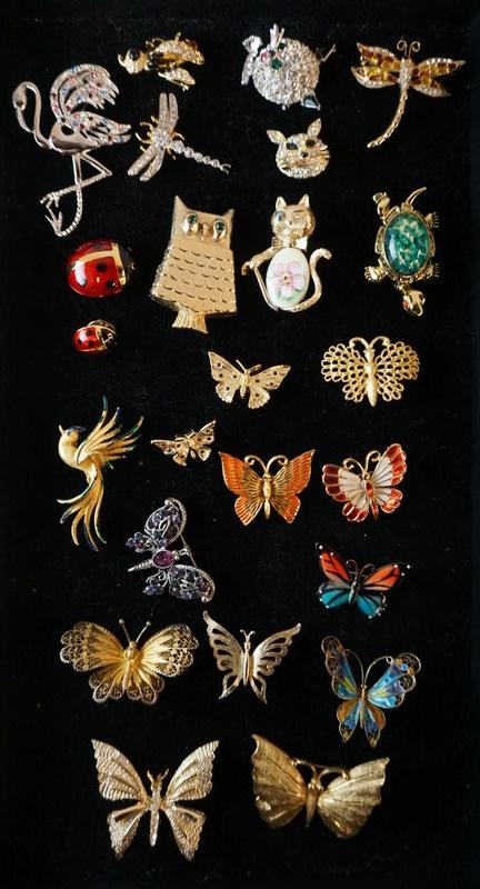 LOT OF 24 PINS/BROOCH PINS: LOT OF 24 PINS/BROOCH PINS OF ANIMALS. ONE OF THE CAT BROOCH PINS IS MISSING AN EYE. AS FOUND.
