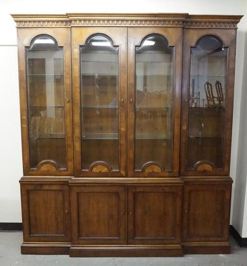 HENREDON 18TH CENTURY PORTFOLIO BREAKFRONT: HENREDON 18TH CENTURY PORTFOLIO BREAKFRONT, GLASS SHELVES & LIGHTING, CENTER BASE SECTION HAS INTERIOR DRAWERS. HAS SHELL INLAY BELOW BEVELED GLASS DOORS, 76 IN WIDE X 84 IN HIGH