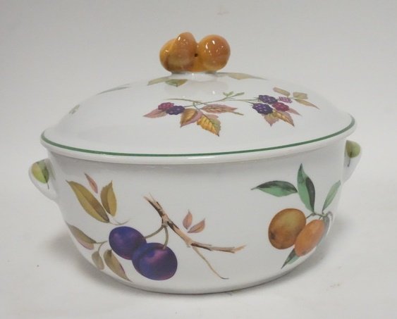 ROYAL WORCESTER *EVESHAM VALE* LARGE COVERED BOWL: ROYAL WORCESTER *EVESHAM VALE* LARGE COVERED BOWL, FRUIT PATTERN PEAR FINIAL, 8 3/4 IN DIAMETER EXCLUDING HANDLES