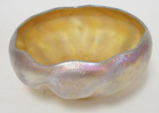 TIFFANY STUDIOS GOLD LUSTER BOWL: TIFFANY STUDIOS GOLD LUSTER BOWL, INTERIOR IS GRITTY, SIGNATURE PARTIALLY OBSCURED *FAVRILE* VISIBLE, PERSONAL INVENTORY NUMBER IN THE PONTIL, 7 IN DIAMETER