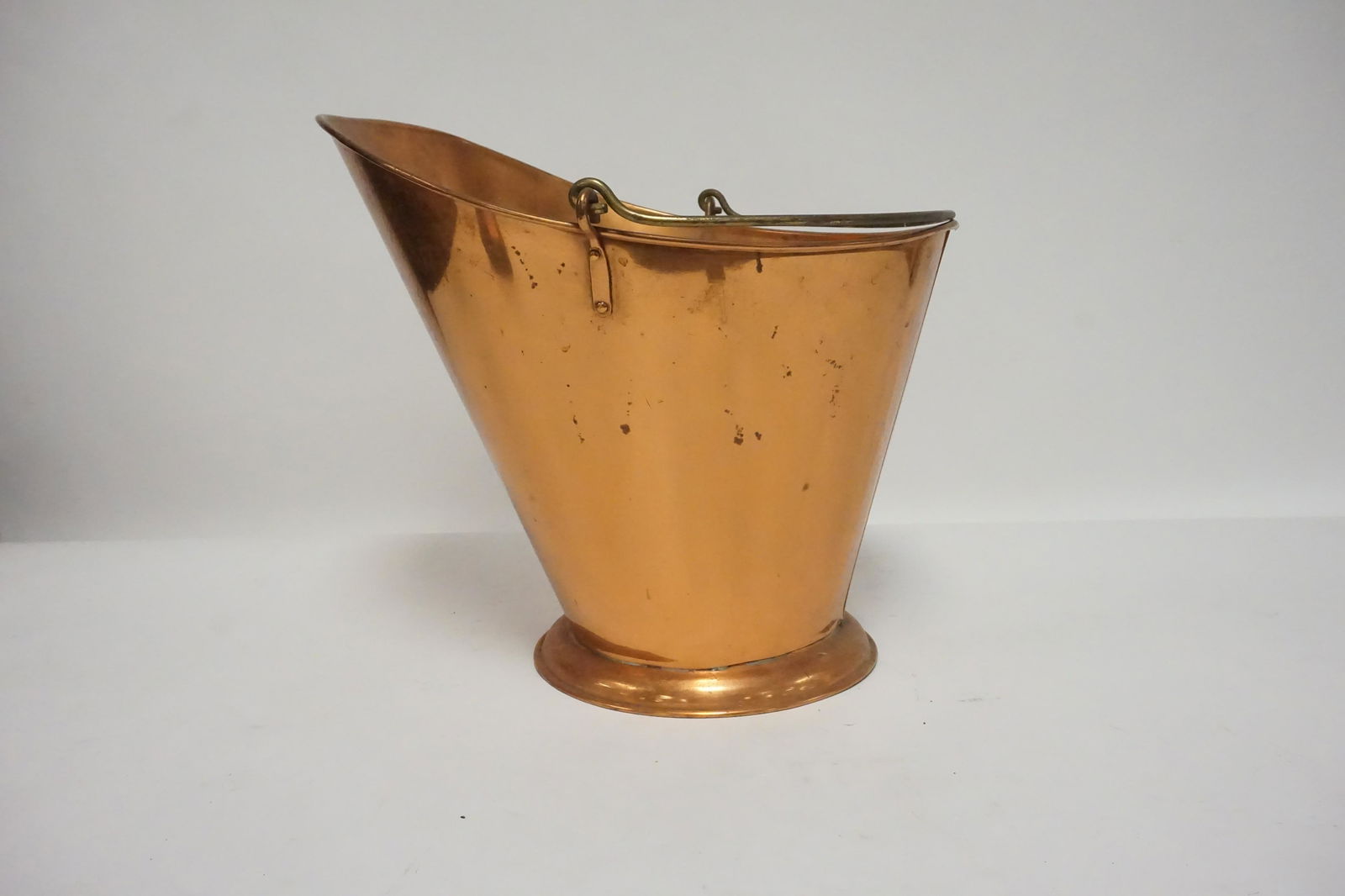 HAND MADE COPPER COAL SKUTTLE (1 of 3)