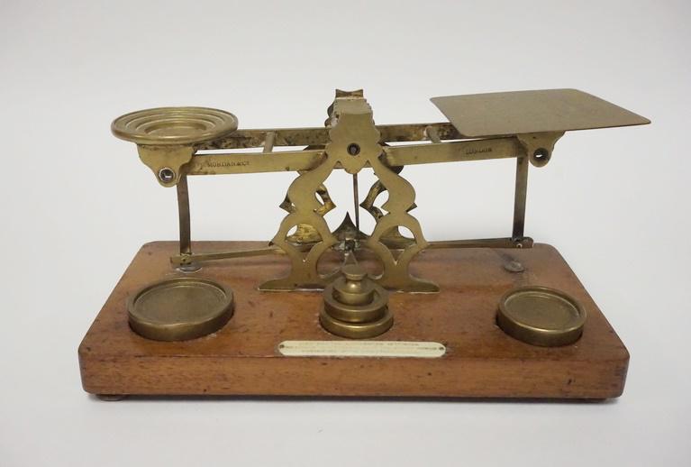 POSTAL SCALE W/WEIGHTS, HAS CELLULOID LABEL (1 of 3)