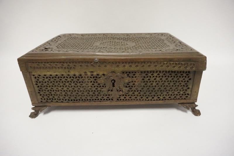 LARGE BRASS  HANDLED BOX (1 of 8)