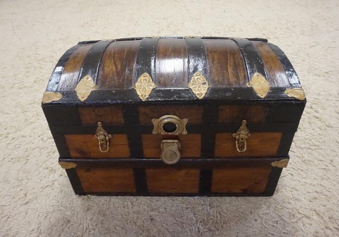 WOOD DOME TOP TRUNK (1 of 3)