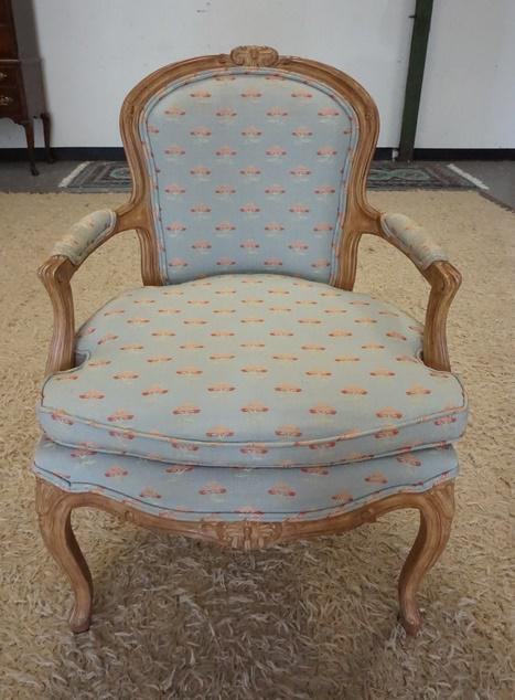 UPHOLSTERED FRENCH PROVINCIAL ARMCHAIR: UPHOLSTERED FRENCH PROVINCIAL ARMCHAIR