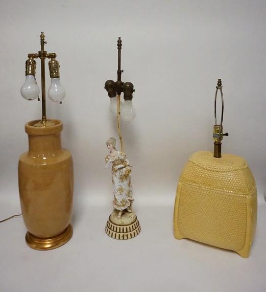 LOT OF 3 TABLE LAMPS (1 of 3)