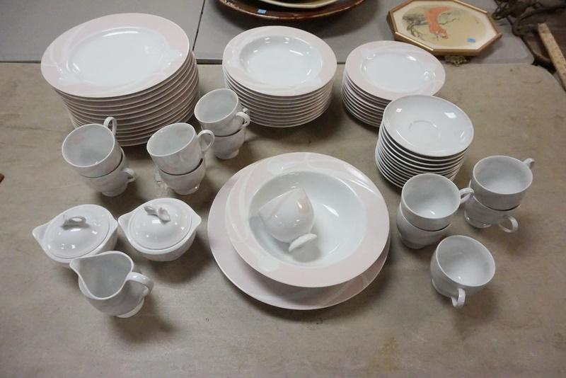 MIKASA CLASSIC FLAIR PEACG DINNERWARE: MIKASA CLASSIC FLAIR PEACG DINNERWARE 61 PIECES