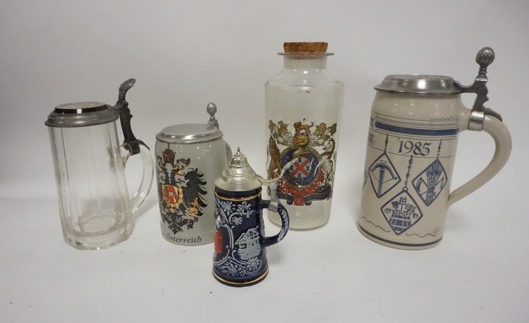 LOT 4 STEINS & A HERALDIC GLASS BOTTLE: LOT 4 STEINS & A HERALDIC GLASS BOTTLE, TALLES IS 9 1/2 IN