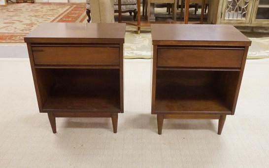 PAIR OF MID CENTURY MODERN ONE DRAWER NIGHTSTANDS (1 of 2)