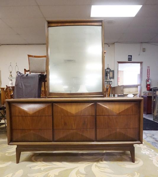 UNITED DIAMOND 9 DRAWER DRESSER (1 of 3)