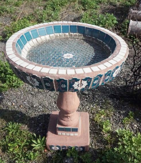 BIRDBATH W/TILE ACCENTS: BIRDBATH W/TILE ACCENTS, 23 1/2 IN DIAMETER, 32 1/2 IN HIGH