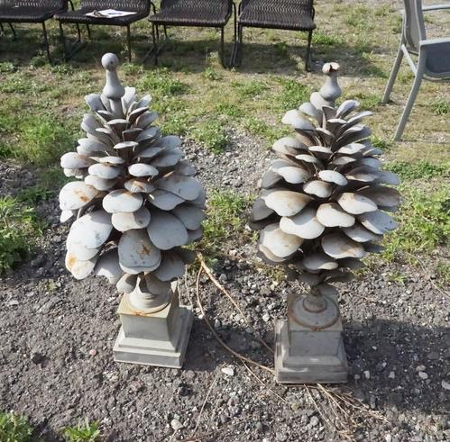 LOT OF 2 METAL ORNAMENTAL GARDEN/PORCH PIECES (1 of 1)