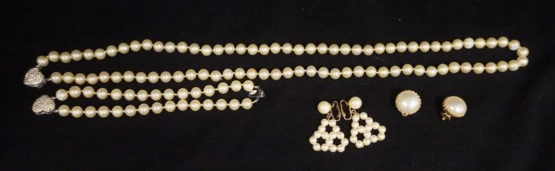 LOT OF FAUX PEARL JEWELRY: LOT OF FAUX PEARL JEWELRY LOT INCLUDES A NECKLACE & BRACELET W/ MATCHING PENDANTS & TWO PAIRS OF EARRINGS, ONE PAIR IS SIGNED MARVELLA, THE OTHER IS SIGNED JOMAZ