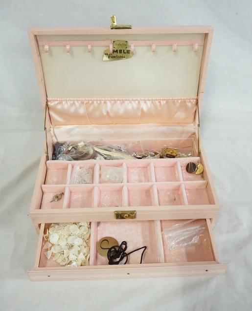 VINTAGE JEWELRY BOX (1 of 3)