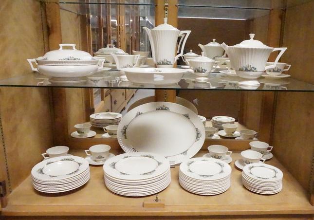 71 PIECE LENOX RUTLEDGE DINNERWARE SET: 71 PIECE LENOX RUTLEDGE DINNERWARE SET, PLATTER IS 17 IN, COFFEE POT IS 10 IN HIGH