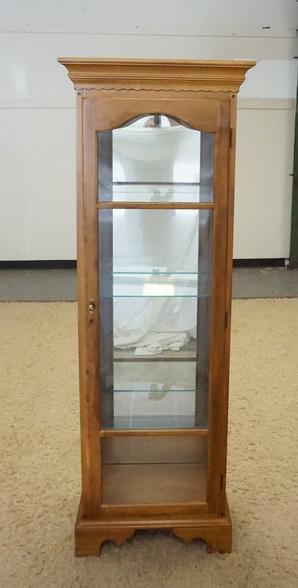 ETHAN ALLEN LIGHTED DISPLAY CABINET: ETHAN ALLEN LIGHTED DISPLAY CABINET, HAS MIRROR BACK & GLASS ADJUSTABLE SHELVES 26 IN W 73 1/2 IN H