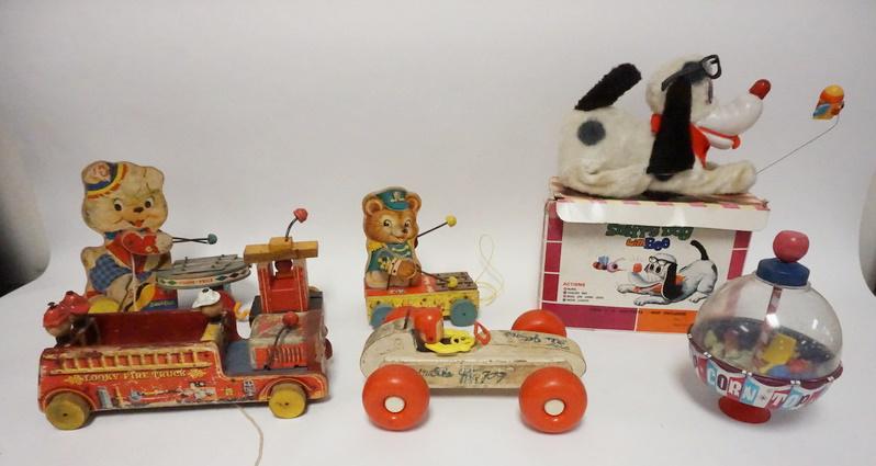 GROUP OF VINTAGE TOYS: GROUP OF VINTAGE TOYS W/FISHER PRICE, TOY TOP & SNIFFY DOG W/ BEE IN BOX
