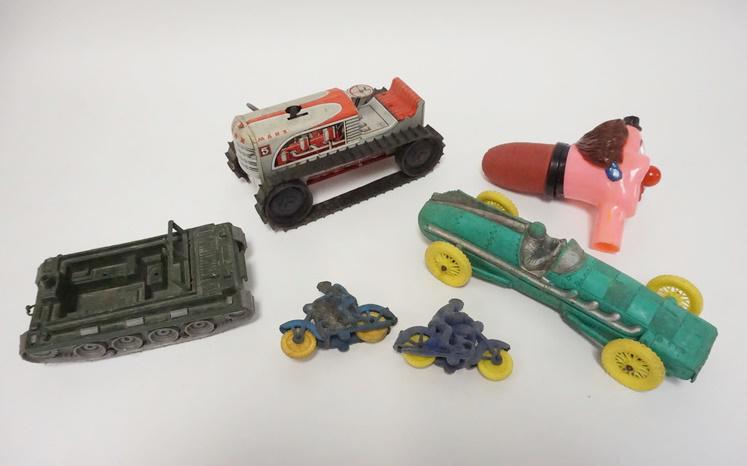 VINTAGE TOY LOT: VINTAGE TOY LOT INCLUDING MARX WINDUP TRACTOR & AUBURN RUBBER TOYS, ETC