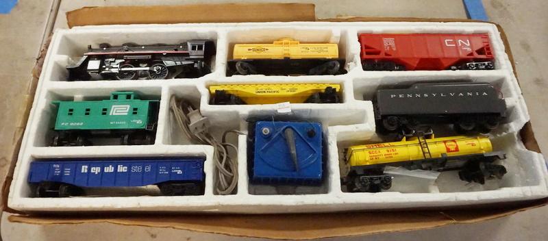 LIONEL TRAIN SET IN BOX: LIONEL TRAIN SET IN BOX, O GAUGE