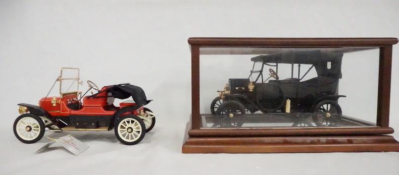 2 FRANKLIN MINT PRECISION MODEL CARS (1 of 2)